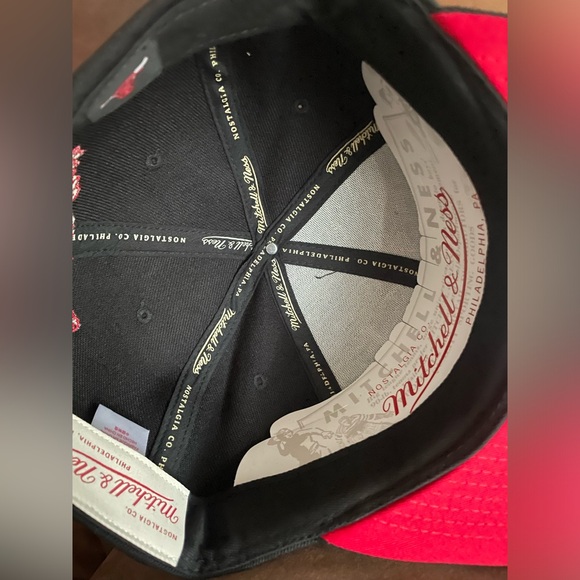 Chicago Bulls Mitchell & Ness NBA paint SnapBack hat - Picture 4 of 4